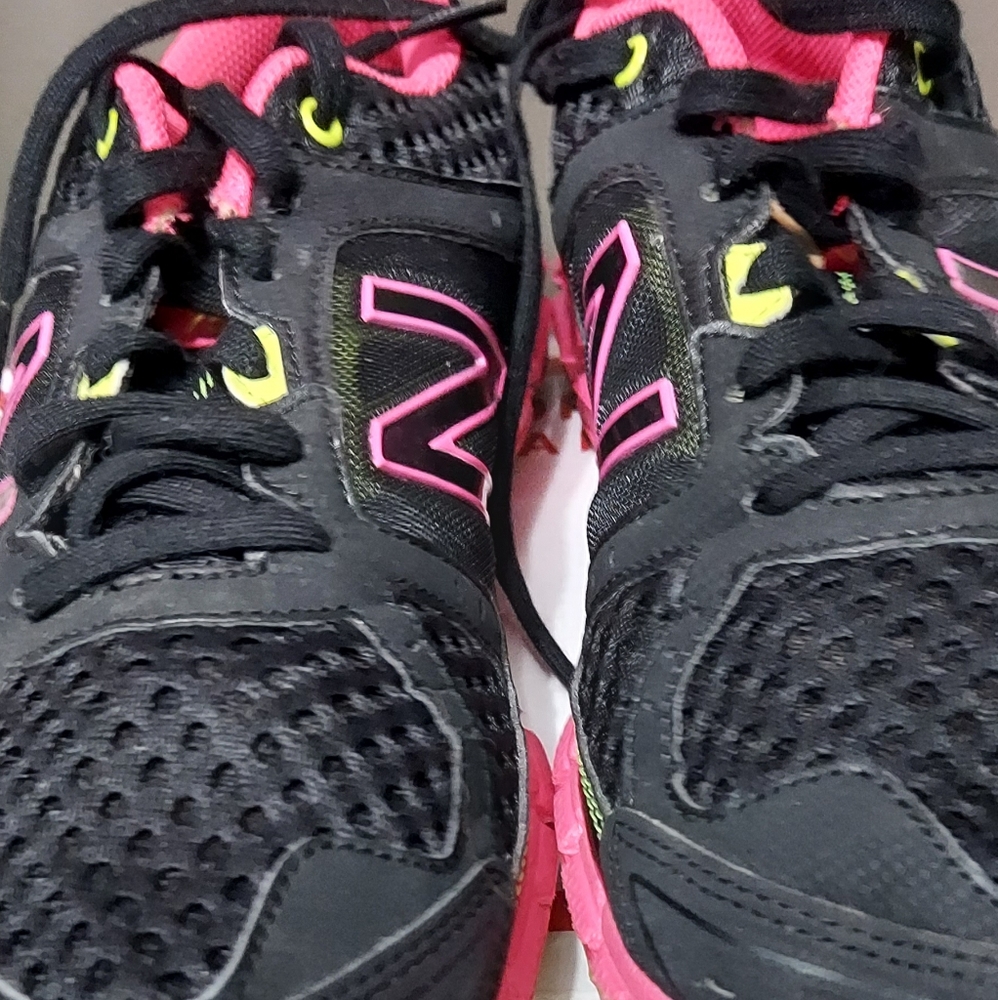 Tennis shoes